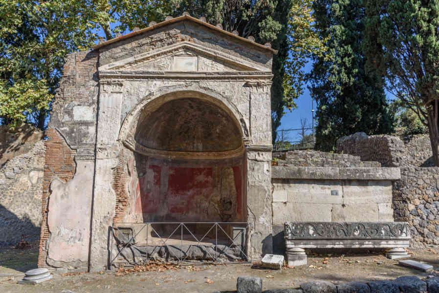 107 - Italia - Pompeya - parque arqueológico de Pompeya - Necrópolis de la Puerta de Herculano.jpg